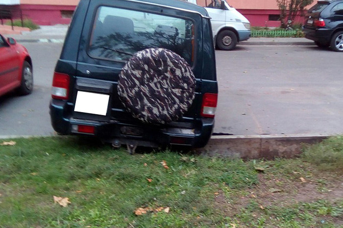 В Гомеле под припаркованным внедорожником провалился асфальт