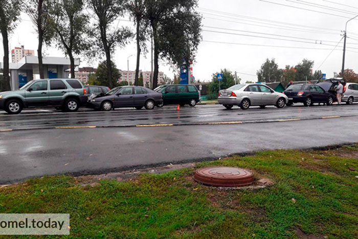 Засмотрелся на ДТП и врезался сам? В Гомеле произошла двойная авария