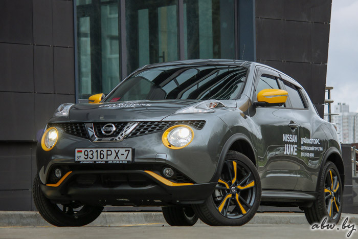 Yellow Nissan Juke 2014 RC