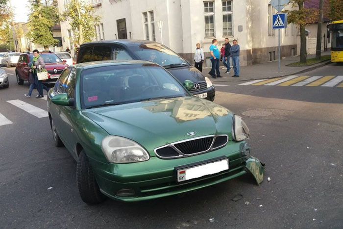 Пьяная женщина на Daewoo столкнулась с автобусом в Гродно. Инспекторам она сказала, что вчера выпила 100 граммов водки