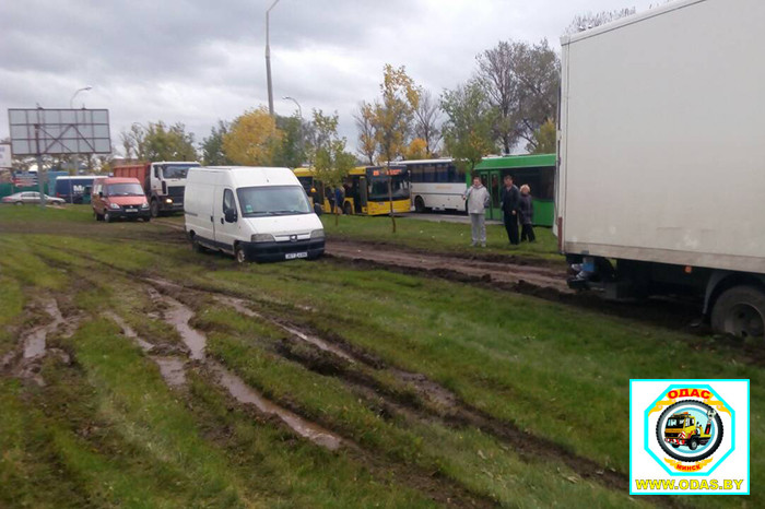 Водитель неизвестного автомобиля спровоцировал ДТП с участием четырех авто на Долгиновском тракте и скрылся - движение 