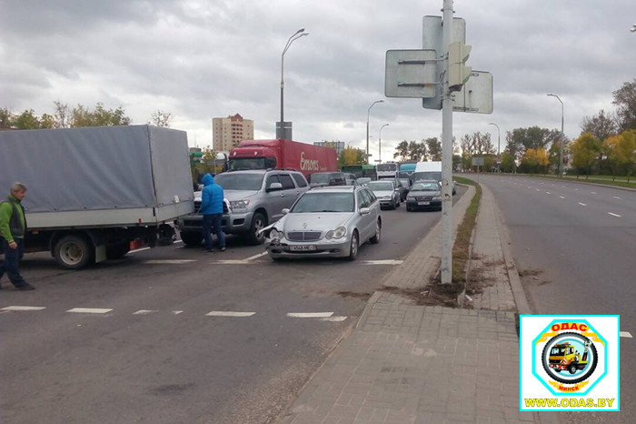 Водитель неизвестного автомобиля спровоцировал ДТП с участием четырех авто на Долгиновском тракте и скрылся - движение 