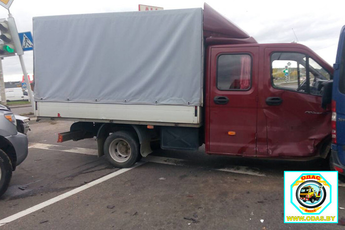 Водитель неизвестного автомобиля спровоцировал ДТП с участием четырех авто на Долгиновском тракте и скрылся - движение 