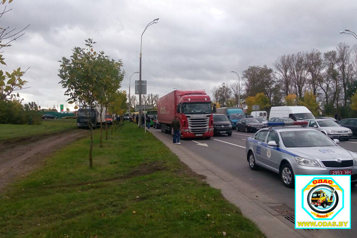 Водитель неизвестного автомобиля спровоцировал ДТП с участием четырех авто на Долгиновском тракте и скрылся - движение 