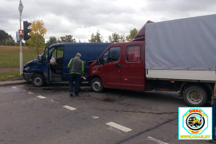 Водитель неизвестного автомобиля спровоцировал ДТП с участием четырех авто на Долгиновском тракте и скрылся - движение 