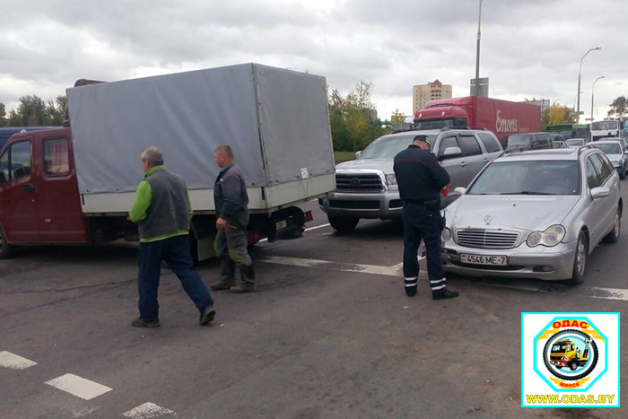 Водитель неизвестного автомобиля спровоцировал ДТП с участием четырех авто на Долгиновском тракте и скрылся - движение 