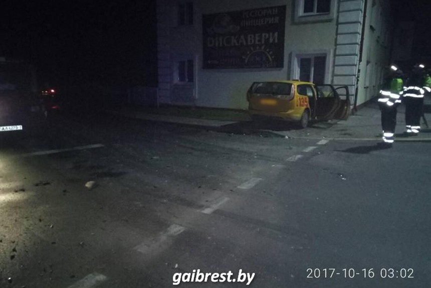 В Кобрине автомобиль такси врезался в дом
