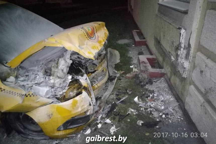 В Кобрине автомобиль такси врезался в дом