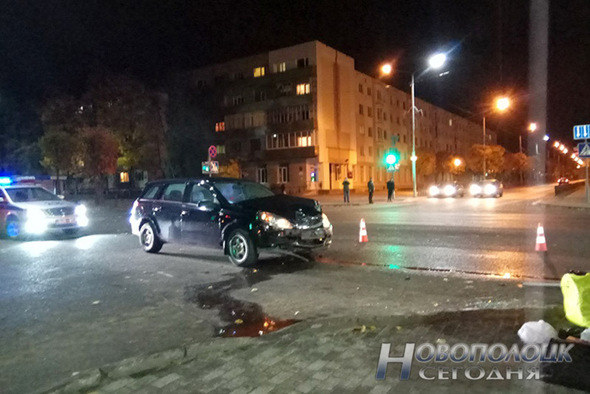 В Новополоцке у здания налоговой инспекции автомобиль вылетел на тротуар и лег на крышу
