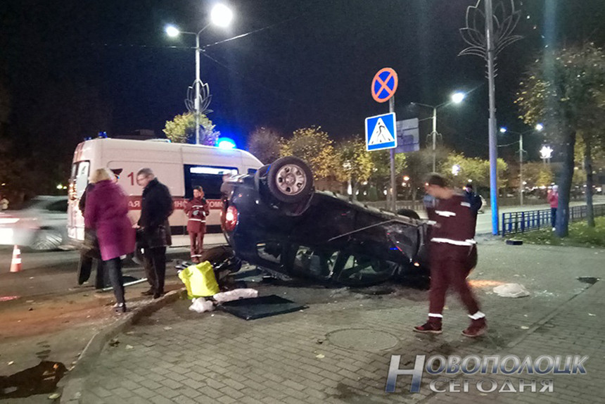 В Новополоцке у здания налоговой инспекции автомобиль вылетел на тротуар и лег на крышу