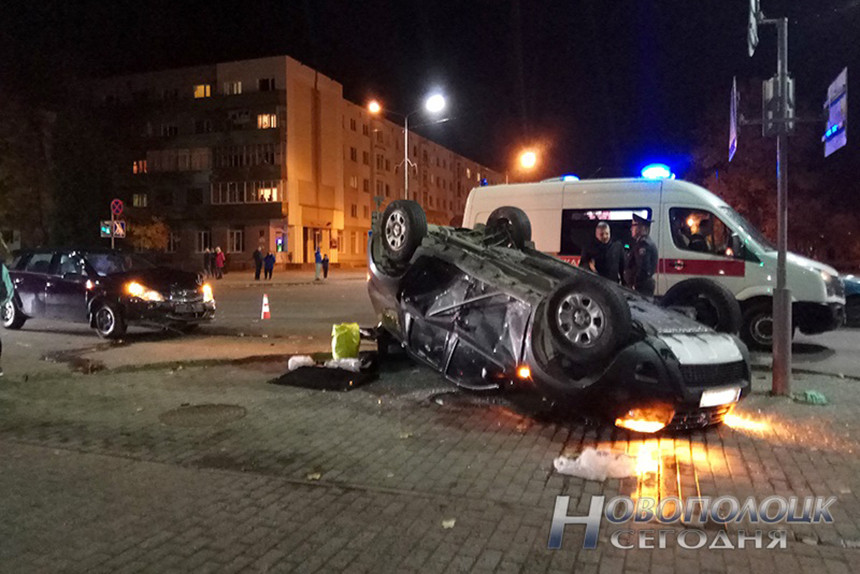 В Новополоцке у здания налоговой инспекции автомобиль вылетел на тротуар и лег на крышу