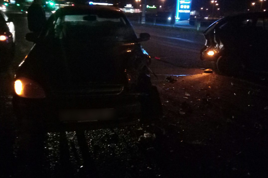 Фотофакт. В Речице водитель Chevrolet врезался в участников другого ДТП