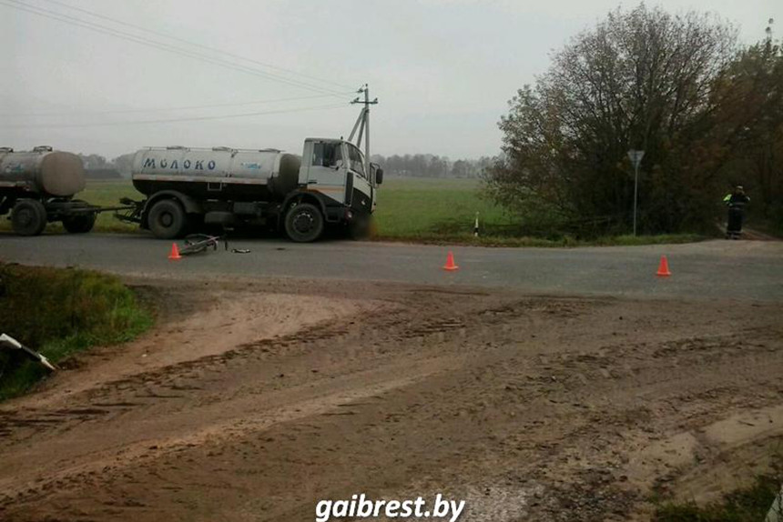 Молоковоз сбил женщину на велосипеде в Брестской области (обновлено: пострадавшая скончалась)