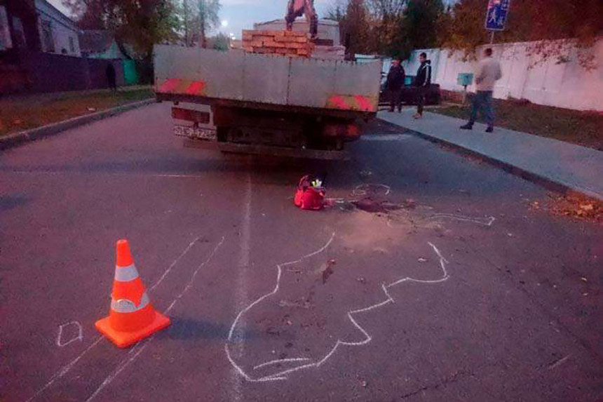 В Гомеле под колесами грузовика погибла 10-летняя девочка