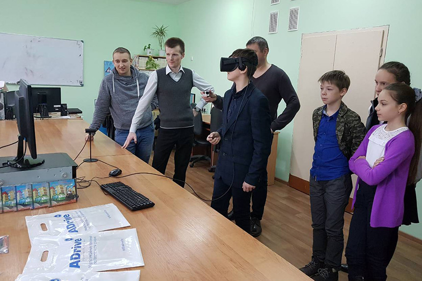 ГАИ Минского района напомнила школьникам ПДД с помощью очков виртуальной реальности