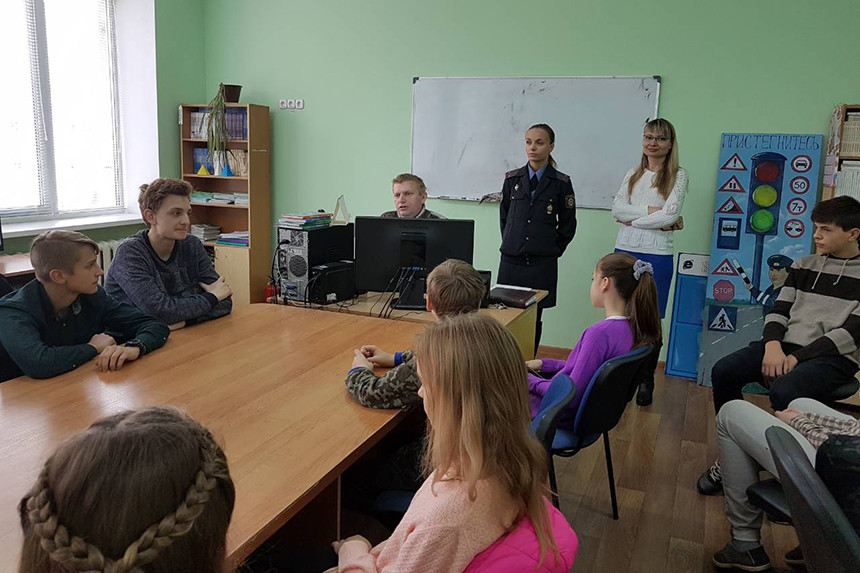 ГАИ Минского района напомнила школьникам ПДД с помощью очков виртуальной реальности