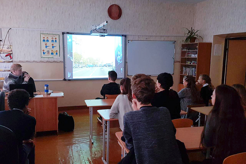 ГАИ Минского района напомнила школьникам ПДД с помощью очков виртуальной реальности
