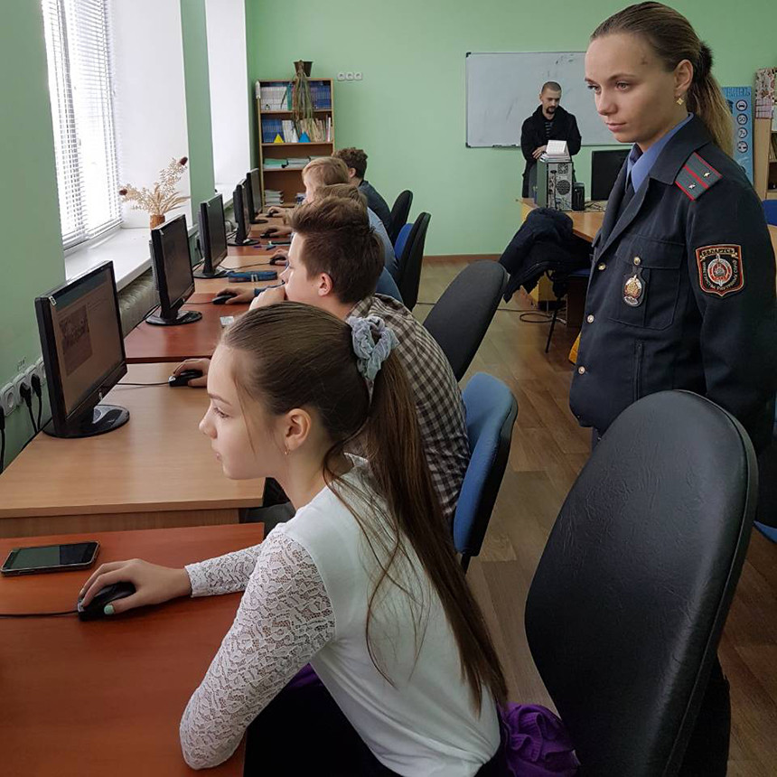 ГАИ Минского района напомнила школьникам ПДД с помощью очков виртуальной реальности