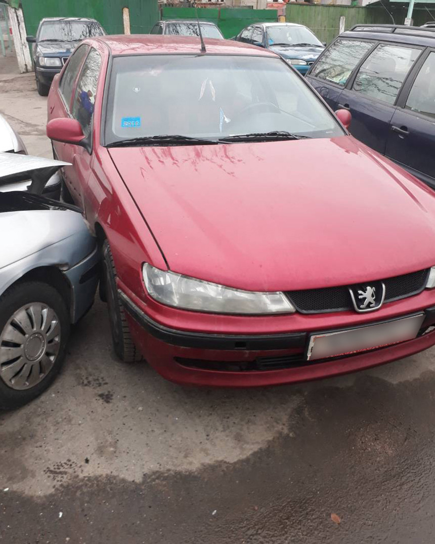 Фотофакт: водитель нарушил ПДД и повредил два автомобиля на парковке в Минске