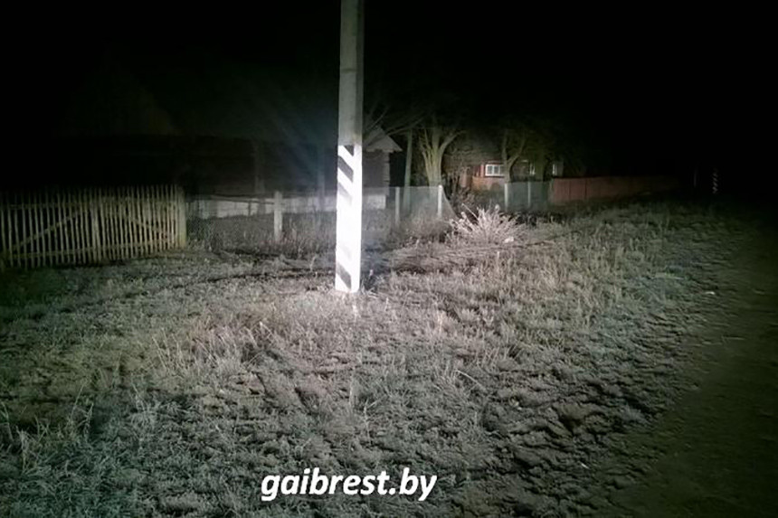 В Столинском районе пьяный бесправник на мотоцикле снес забор дома