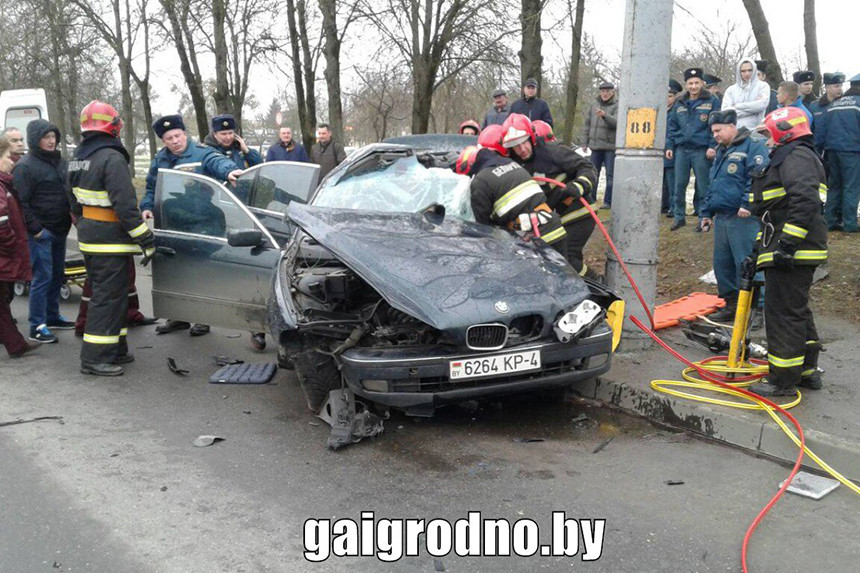 В Гродно BMW раскрутило и занесло в столб