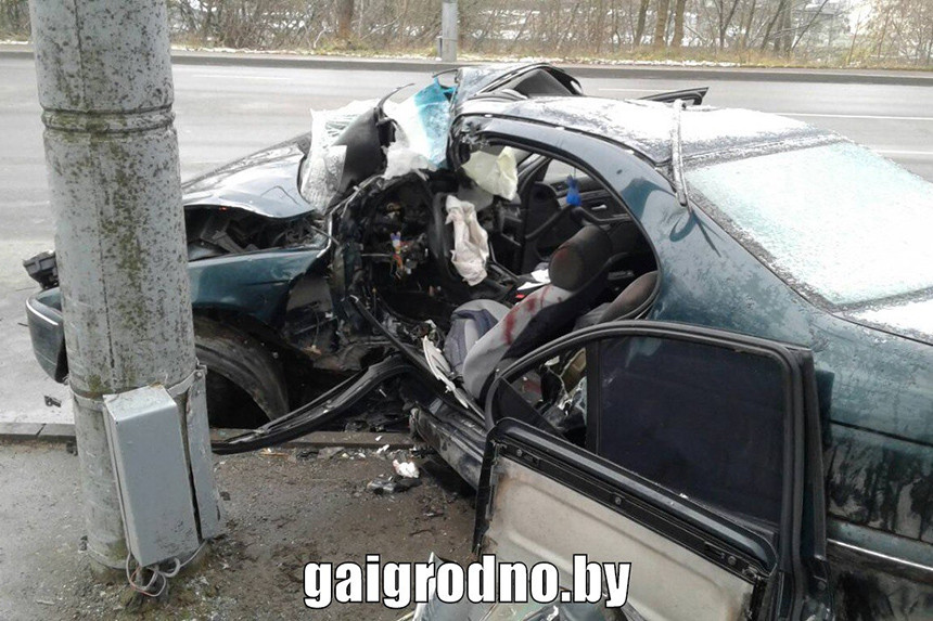 В Гродно BMW раскрутило и занесло в столб