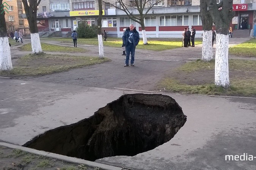 На тротуаре в Пинске образовалась огромная промоина