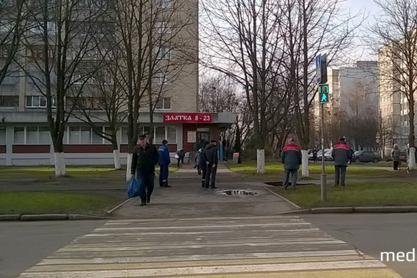 На тротуаре в Пинске образовалась огромная промоина