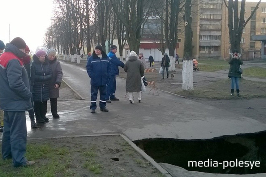 На тротуаре в Пинске образовалась огромная промоина