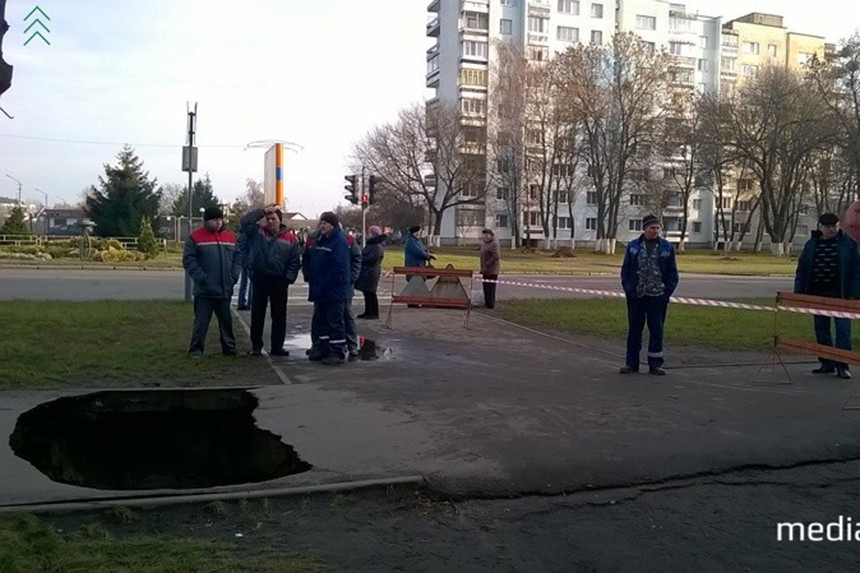 На тротуаре в Пинске образовалась огромная промоина