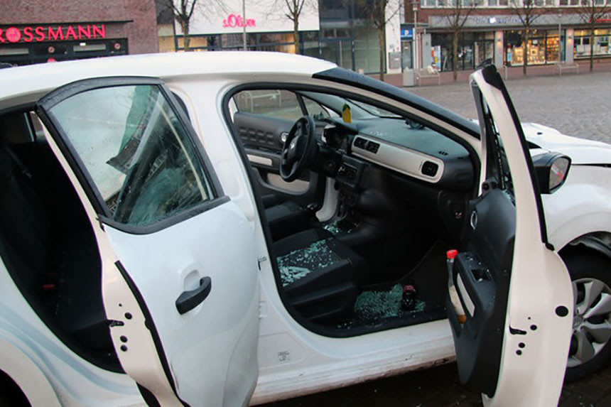 В Германии автомобиль въехал в толпу людей - пострадало 6 человек