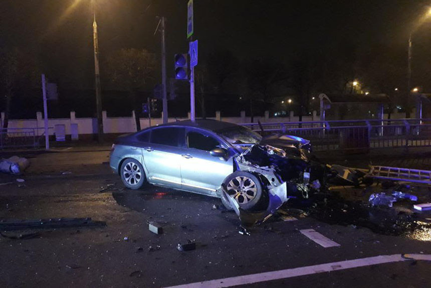 Фотофакт. Ночью на проспекте Машерова в Минске Citroёn снес светофор, несколько знаков и ограждение