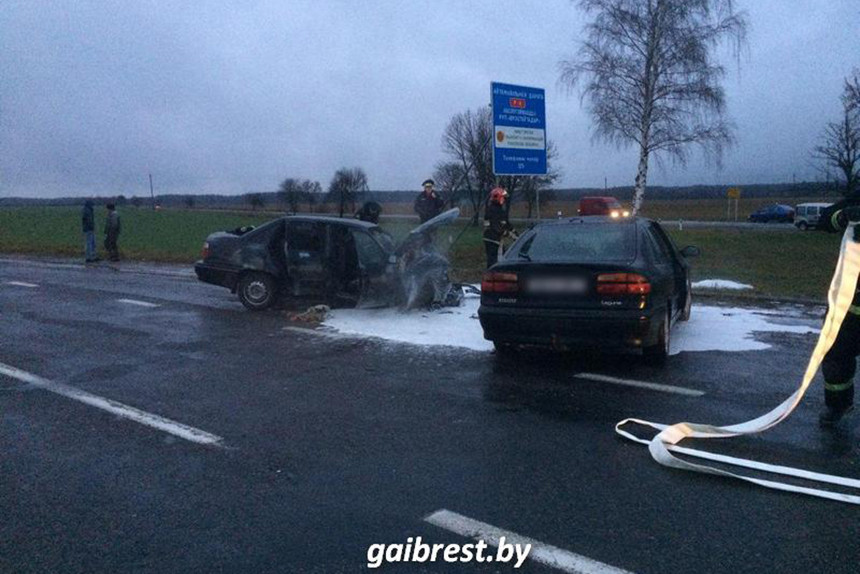 В Столинском районе в лобовую столкнулись Daewoo и Renault - четверо пострадавших в больнице