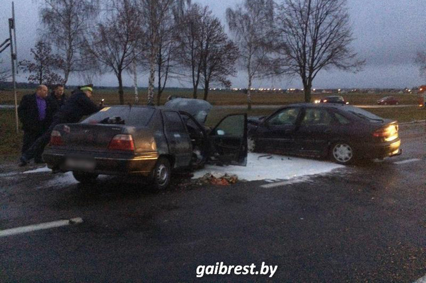 В Столинском районе в лобовую столкнулись Daewoo и Renault - четверо пострадавших в больнице