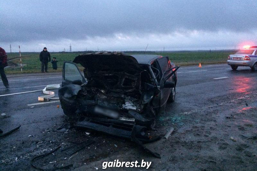 В Столинском районе в лобовую столкнулись Daewoo и Renault - четверо пострадавших в больнице