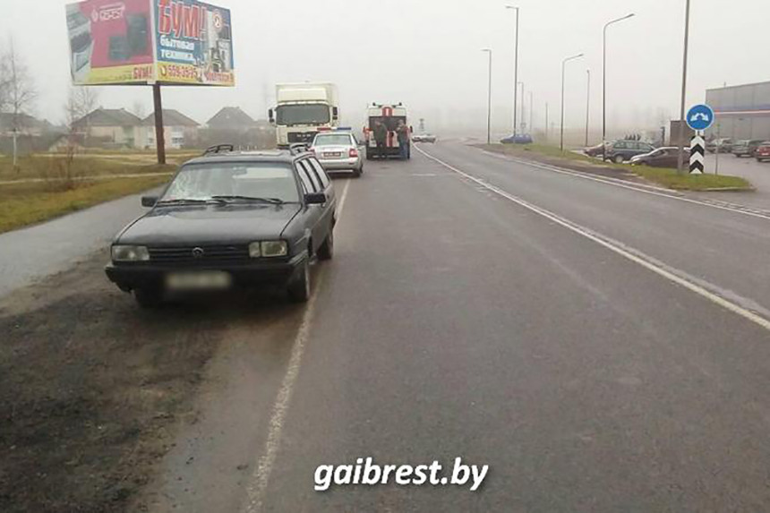 В Лунинецком районе под колесами фуры погиб 20-летний парень, который сидел на дороге