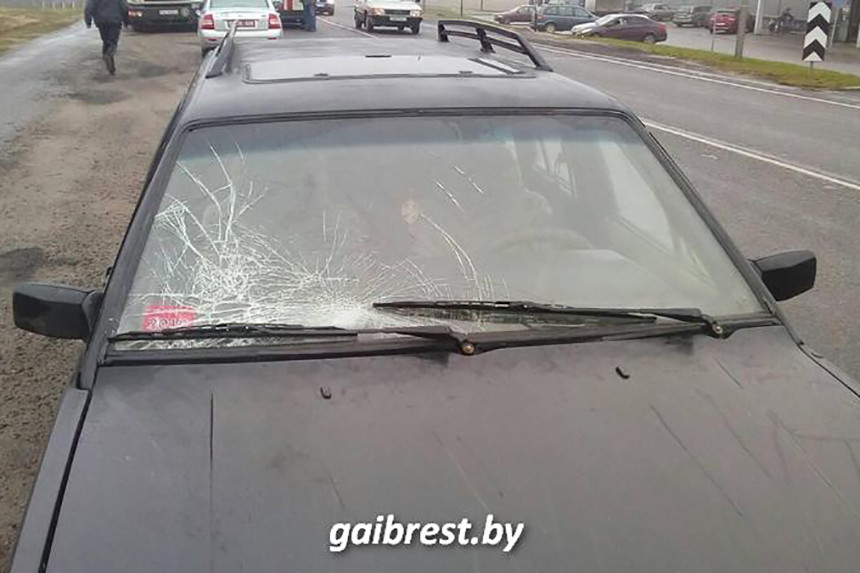 В Лунинецком районе под колесами фуры погиб 20-летний парень, который сидел на дороге