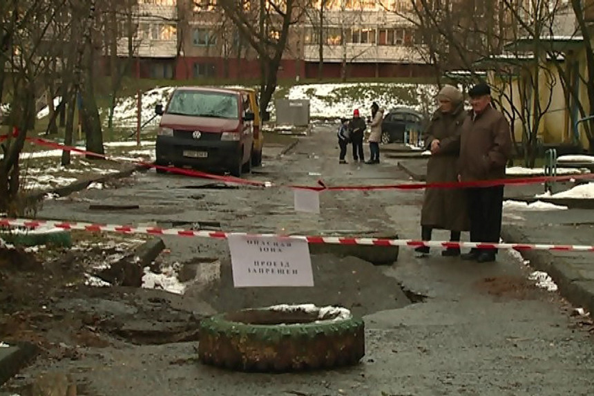 В Могилеве во дворе многоэтажного дома во время вывоза мусора провалился асфальт