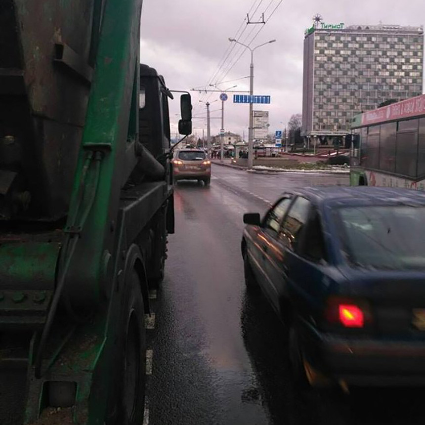 В Минске у грузовика во время движения оторвалось колесо и сбило женщину на остановке