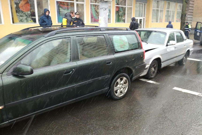 В Минске у водителя машины медпомощи случился инсульт, он врезался в другой автомобиль