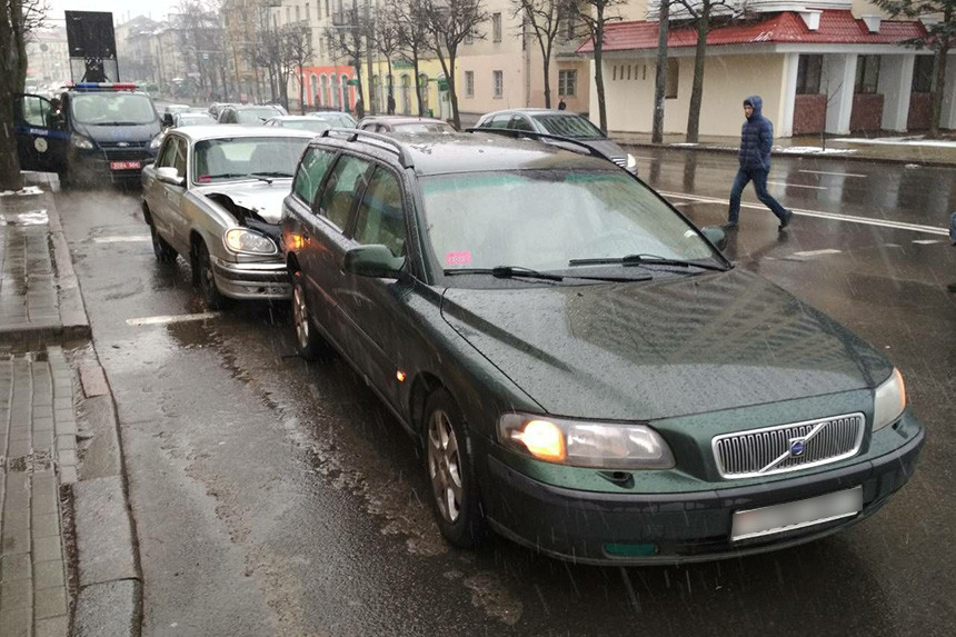 В Минске у водителя машины медпомощи случился инсульт, он врезался в другой автомобиль
