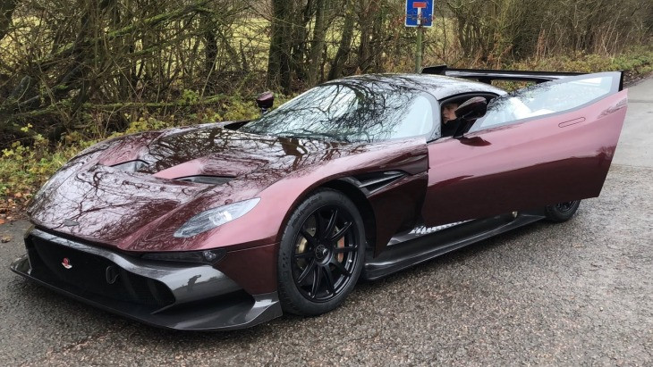 Больше ни у кого: единственный Aston Martin Vulcan для общих дорог сделали в Великобритании