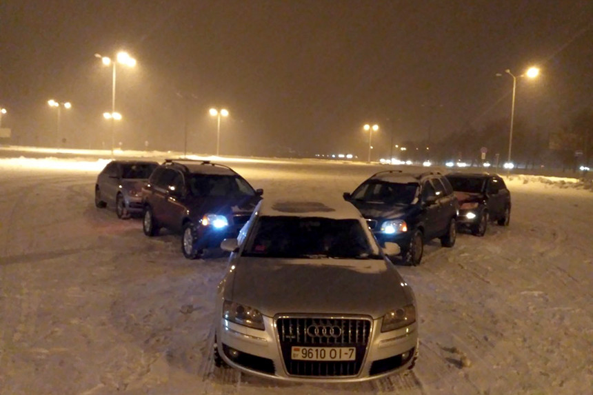 Праздник к нам приходит: участники белорусского клуба Audi сделали из машин новогоднюю елку