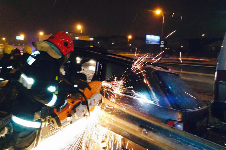 На МКАД в районе Зацени Audi намотало на отбойник. Водитель скончался