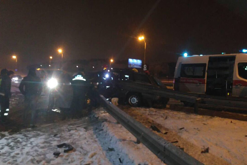 На МКАД в районе Зацени Audi намотало на отбойник. Водитель скончался