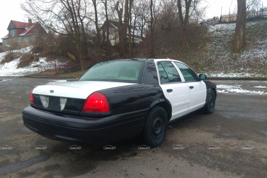 Как в американских боевиках: Ford Crown Victoria 2003 года продаётся с аукциона