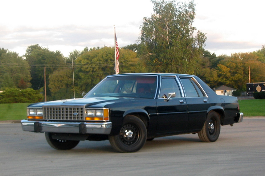 Как в американских боевиках: Ford Crown Victoria 2003 года продаётся с аукциона