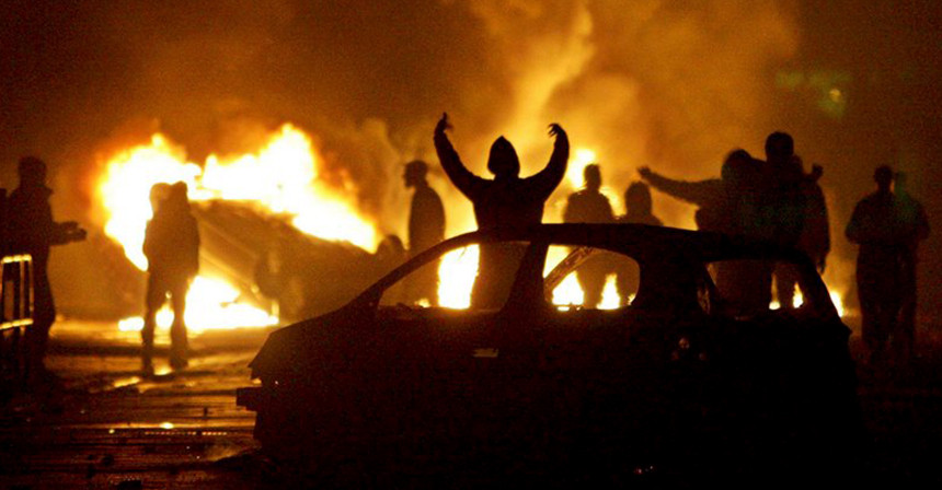 Дикие новогодние традиции: более 1000 авто сожгли мигранты во Франции за одну ночь