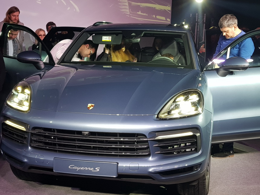ВДНХ, а не машина: в Минске презентовали новый Porsche Cayenne