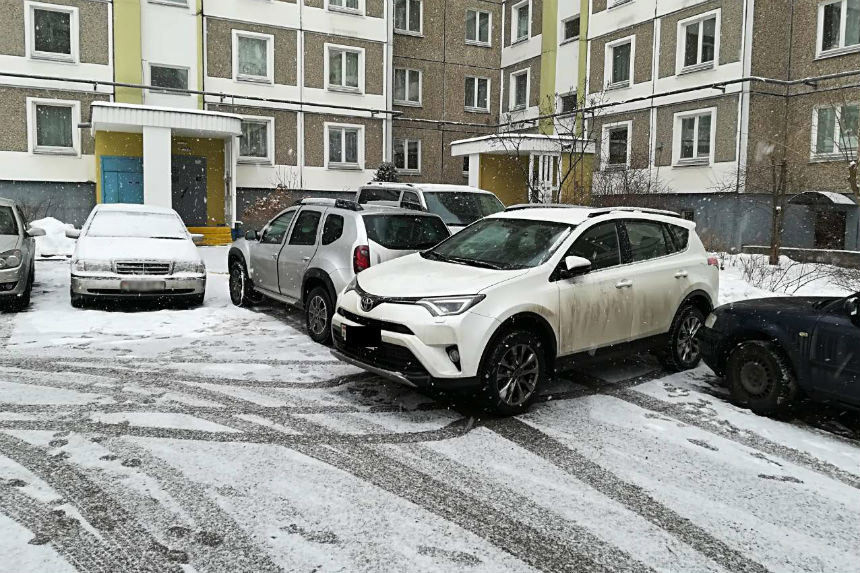 Заблокировали машину во дворе. Подперли автомобиль. Перекрытие из машин.